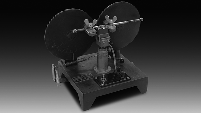 1953年開発: 微小電極装置